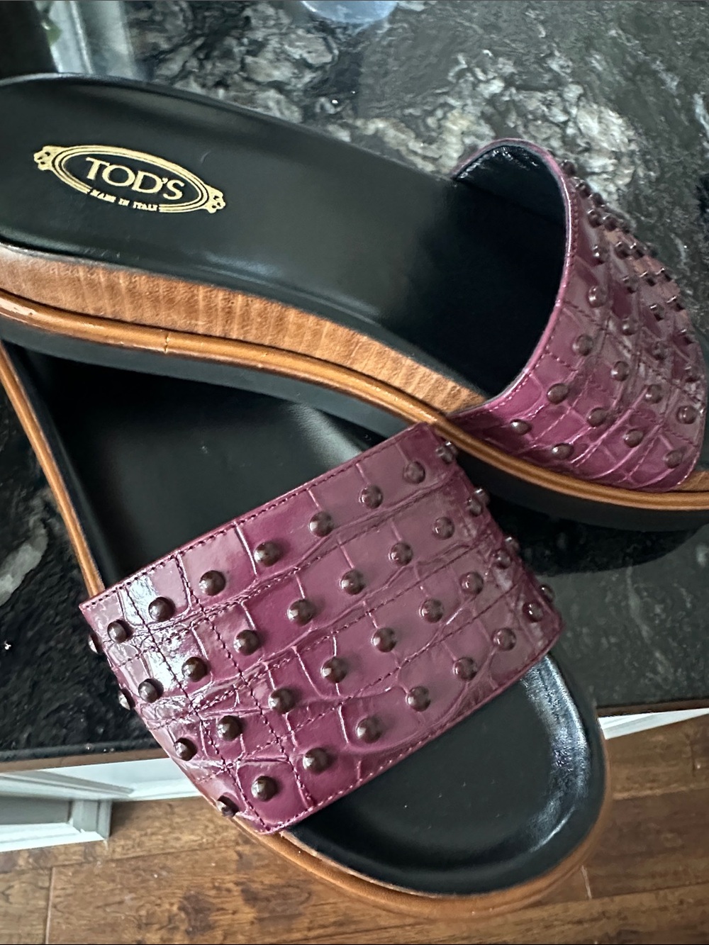 Tod's burgundy croc-embossed leather studded flat slides.eu38